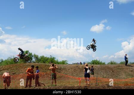 Chapaevsk, regione di Samara, Russia - 09 luglio 2013: Moto in volo contro il cielo blu. Il biker fa un salto. Salto di un motociclista Foto Stock