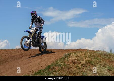 Chapaevsk, regione di Samara, Russia - 09 luglio 2013: Moto in volo contro il cielo blu. Il biker fa un salto. Salto di un motociclista Foto Stock