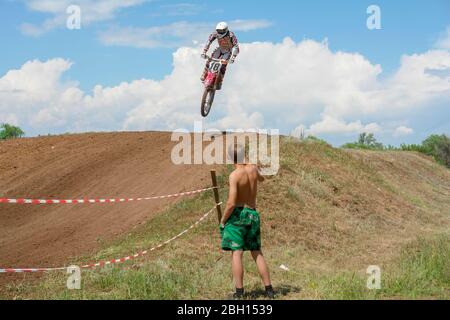 Chapaevsk, regione di Samara, Russia - 09 luglio 2013: Moto in volo contro il cielo blu. Il biker fa un salto. Salto di un motociclista Foto Stock