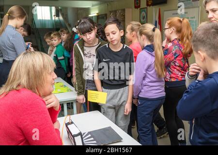 Chapaevsk, regione di Samara, Russia - 16 novembre 2018: Scuola elementare nella città di Chapaevsk. Scuola elementare bambini alla mostra nella sala del s. Foto Stock