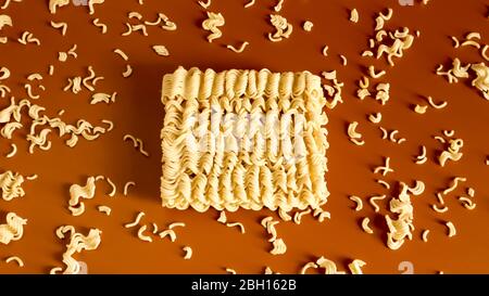 Noodles istantanei ramen asiatico. Pasta cruda gialla secca, per la cui preparazione basta versare acqua bollente e attendere qualche minuto Foto Stock