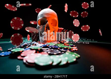 Cranio umano al tavolo Black Jack Foto Stock