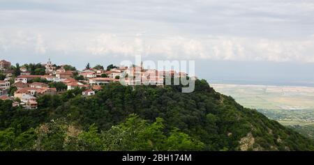 Vista sulla città di Sighnaghi, importante centro dell'industria turistica della Georgia. Valle di Alazani nella regione di Kakheti, Georgia Foto Stock