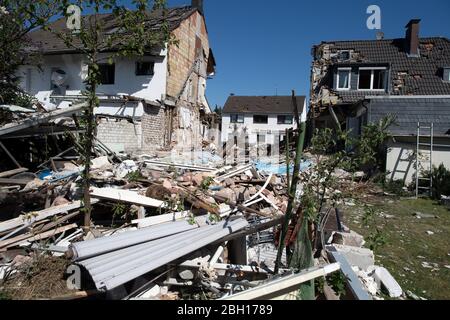 Colonia, Germania. 23 aprile 2020. Pezzi di macerie giacciono davanti alle case danneggiate. Dopo l'esplosione di una casa e la successiva scoperta di un cadavere a Colonia, l'indagine continua. La casa di schiera nel distretto di Buchheim era stata completamente distrutta dall'esplosione. Credit: Federico Gambarini/dpa/Alamy Live News Foto Stock