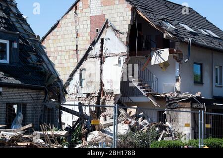 Colonia, Germania. 23 aprile 2020. Pezzi di macerie giacciono davanti alle case danneggiate. Dopo l'esplosione di una casa e la successiva scoperta di un cadavere a Colonia, l'indagine continua. La casa di schiera nel distretto di Buchheim era stata completamente distrutta dall'esplosione. Credit: Federico Gambarini/dpa/Alamy Live News Foto Stock