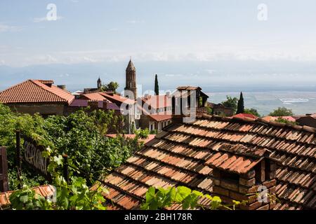 Vista sulla città di Sighnaghi o sulla città dell'amore importante centro dell'industria turistica della Georgia. Valle di Alazani nella regione di Kakheti, Georgia Foto Stock