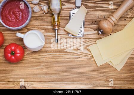 Ingredienti per la preparazione di lasagne tradizionali. Foto Stock