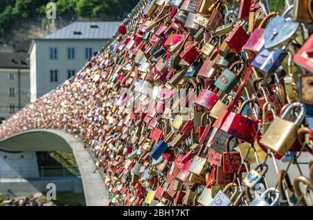 Lucchetti d'amore sul ponte Makartsteg, Austria, Salisburgo Foto Stock