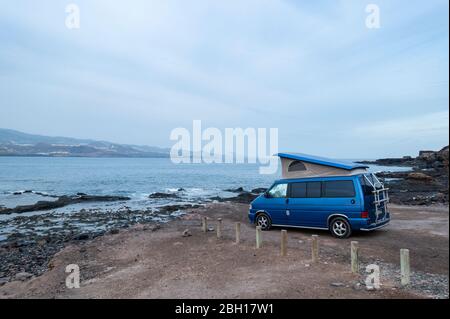 VW, Volkswagen camper con tetto rialzato parcheggiato con vista sul mare. Foto Stock