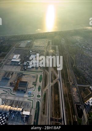 , Runway con taxi hangar e terminali sulla base di Los Angeles International Airport LAX al tramonto, 20.03.2016, vista aerea, Stati Uniti, California, Los Angeles Foto Stock