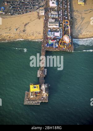 , Fun Fair sul Molo di Santa Monica sulla spiaggia della Costa del Pacifico a Santa Monica, 20.03.2016, vista aerea, Stati Uniti, California, Los Angeles Foto Stock