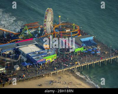 , Fun Fair sul Molo di Santa Monica sulla spiaggia della Costa del Pacifico a Santa Monica, 20.03.2016, vista aerea, Stati Uniti, California, Los Angeles Foto Stock