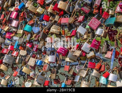 Lucchetti d'amore sul ponte Makartsteg, Austria, Salisburgo Foto Stock