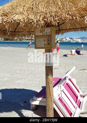 Ombrellone con cassetta di sicurezza sulla spiaggia, Spagna, Isole Baleari, Maiorca, Alcudia Foto Stock