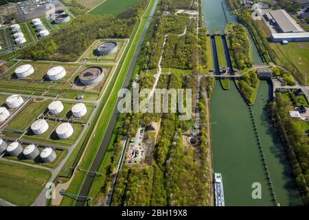 , Raffinieri Glesenkirchen un impianto di chiuse nel canale Rhein-Herne-Kanal a Gelsenkirchen, 20.04.2016, vista aerea , Germania, Renania settentrionale-Vestfalia, Area della Ruhr, Gelsenkirchen Foto Stock