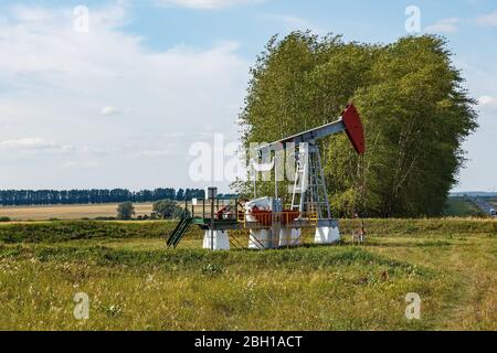 Pompa olio sul campo. Industria dei pozzi petroliferi, Russia. Foto Stock