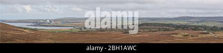 Centrale nucleare di Dounreay sulla costa settentrionale di Caithness in Scozia con turbine eoliche a destra. panorama 5:1 Foto Stock