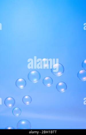 Set di bolle d'acqua, sapone, gas o aria con riflessione su fondo trasparente. Foto Stock