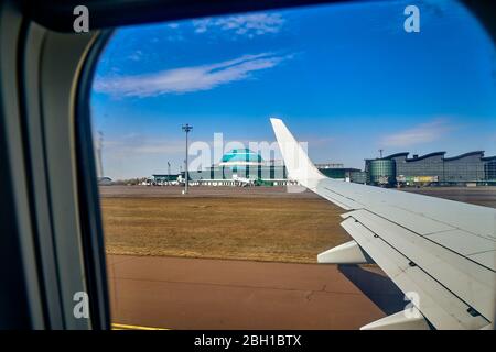 NUR-Sultan (ASTANA), KAZAKHSTAN (QAZAQSTAN) - 12 APRILE 2020: Splendida vista panoramica dalla finestra dell'aereo all'aeroporto di Nur-Sultan (Astana) Foto Stock