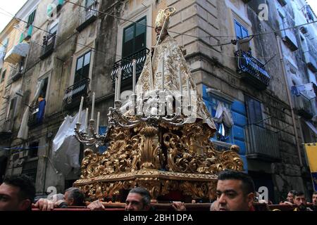 Il busto di San Catello viene portato in processione sulle spalle dei fedeli al centro storico della città durante la festa invernale. Foto Stock