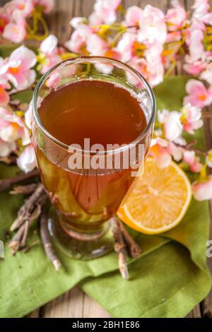 Bevanda indiana a sorbetto Nannari, o rinfrescante cocktail estivo alla limonata, bevanda infusa con radici sarsaparilla, sciroppo nannari, erbe, agrumi e spezie Foto Stock