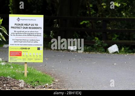 Segnali relativi al COVID-19 all'ingresso di una casa di cura a Dublino, mentre il Regno Unito e l'Irlanda continuano a chiudere a chiave per contribuire a frenare la diffusione del coronavirus. Foto Stock