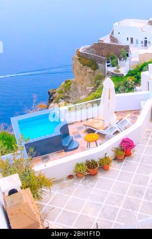 Piscina con caldera con vista sul mare a Santorini isola di bianco e blu con case, Grecia Foto Stock