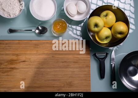 Gli ingredienti di cottura ancora vita su tavola bianca. Torta di mele. Foto Stock