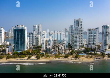 Veduta aerea dei grattacieli di Cartagena. Vista ravvicinata di hotel e grattacieli vicino alla spiaggia e alla costa di South Pointe. Colombia. Foto Stock