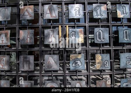 Berlino, Germania. 22 aprile 2020. L'ingresso principale è progettato con A-varianti, alla porta dell'ala del Breite Straße. Credit: Paul Zinken/dpa-Zentralbild/ZB/dpa/Alamy Live News Foto Stock