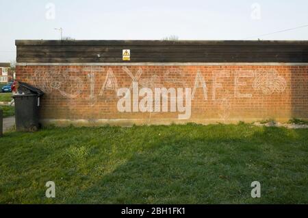 Chalk scritto su un muro di casa in Inghilterra circa NHS Stay Safe Coronavirus Covid-19 Foto Stock