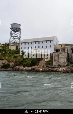 Prigione penitenziaria dell'isola di Alcatraz vista da una barca nella baia di San Francisco Foto Stock