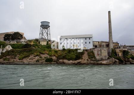 Prigione penitenziaria dell'isola di Alcatraz vista da una barca nella baia di San Francisco Foto Stock