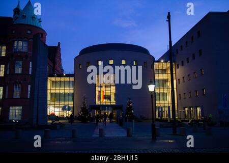 Malmö, Svezia - 21 dicembre 2019: L'ingresso principale della biblioteca della città è collocato in un grande edificio rotondo in cemento che collega il vecchio e il ne Foto Stock