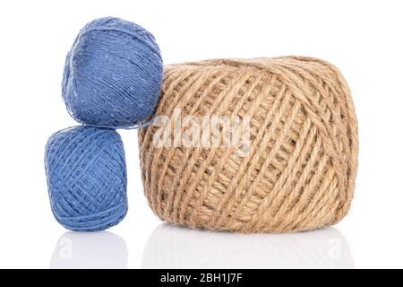 Gruppo di tre rocchetti di filo intero due blu uno beige isolato su bianco Foto Stock