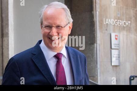 Hannover, Germania. 23 aprile 2020. Stefan Schostok (SPD), ex sindaco della città di Hannover, lascia la Corte Regionale. Nel processo sulla vicenda del municipio di Hannover, l'ex sindaco Schostok è stato assolto dalle accuse di grave appropriazione indebita. Credit: Julian Stratenschulte/dpa/Alamy Live News Foto Stock