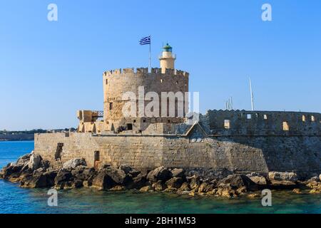 Forte di San Nicola nel porto di Mandaki, Rodi, Grecia. Rodos. Orizzontale. Foto Stock