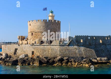 Forte di San Nicola nel porto di Mandaki, Rodi, Grecia. Rodos. Orizzontale. Foto Stock