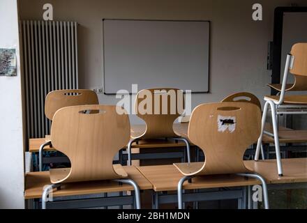 Bernau, Germania. 15 aprile 2020. Le sedie si trovano sui tavoli in classe. Credit: Paul Zinken/dpa-Zentralbild/ZB/dpa/Alamy Live News Foto Stock