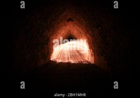La fotografia di lana d'acciaio in un tunnel. Foto Stock