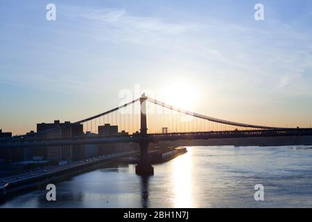 Manhattan Bridge sopra l'East River, New York City, NY, Stati Uniti Foto Stock