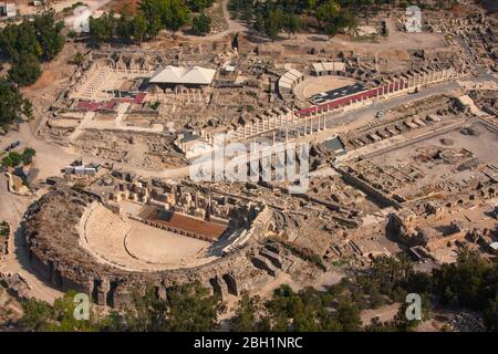 Veduta aerea dell'antica Beit Shean, la città greca / romana di Scytopolis. Il rinnovato minaccia romana sulla sinistra Foto Stock