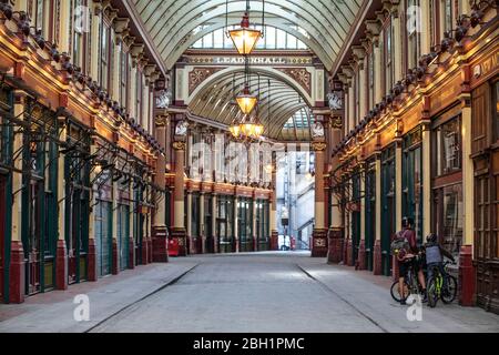 Una sosta in famiglia all'interno di un mercato vuoto di Leadenhall nei loro cicli nelle prime ore di questa mattina nella City of London, poiché le misure di blocco devono essere alleggerite nelle prossime tre o quattro settimane in mezzo a coronavirus affinché l'economia possa riprendersi. City of London Lockdown, England, United Kingdom 23 Aprile 2020 Credit: Jeff Gilbert/Alamy Live News Foto Stock