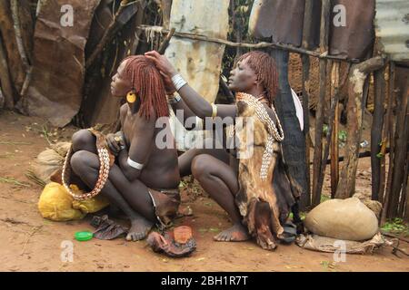 Ritratto di una signora di Hamer. I capelli sono ricoperti di fango ocra e grasso animale. Fotografato nella Valle del fiume Omo, Etiopia Foto Stock