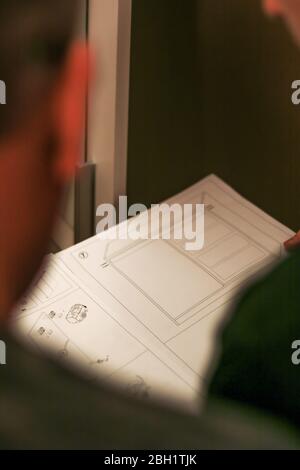 Due uomini che discutono circa il programma a costruzione Foto Stock