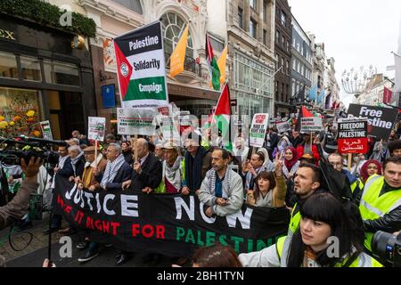 Folla che marciando alla marcia Nazionale e Rally 'Justice Now: Rendi giusto per la Palestina', Londra, 2017 Foto Stock