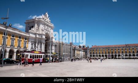 Tram di Lisbona parcheggiati dall'Arco di Trionfo che domina la Piazza Comercio (Terreiro do Paço) e conduce attraverso Rua Augusta nel centro di Lisbona. Foto Stock