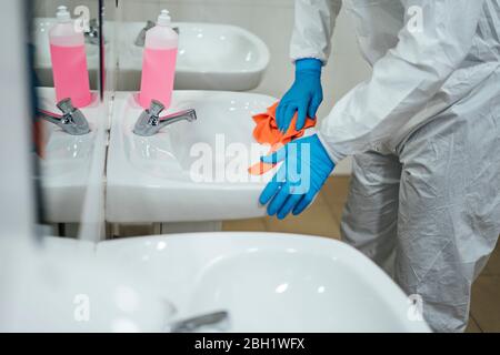 Pulizia personale desinfezione ospedale contro virus scandaloso, indossare indumenti protettivi, primo piano Foto Stock