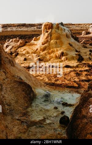 Paesaggio vulcanico con minerale a Dallol Geotermia zona in Danakil depressione, Etiopia, Afar Foto Stock