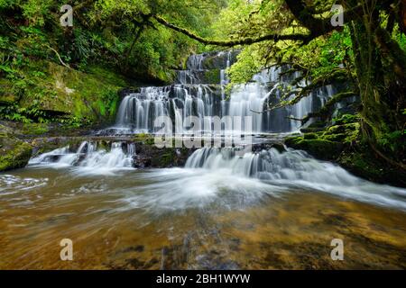 Nuova Zelanda, Otago, lunga esposizione delle cascate di Purakaunui Foto Stock